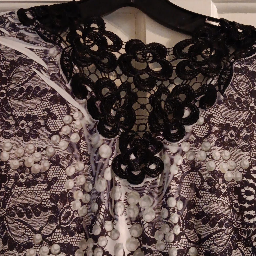live and let live Black & White Floral V-Neck Blouse size 1X EUC - Picture 13 of 14